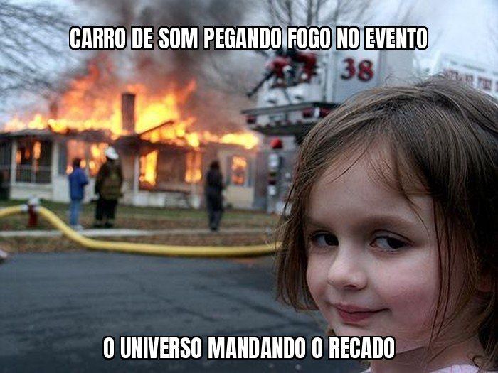 Carro de som pega fogo no meio de evento de Tarcísio e Flávio Bolsonaro no Brás, em SP.