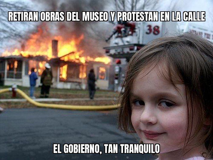 Más de 500 personas protestan frente al Museo Nacional porque el Gobierno retiró varias obras