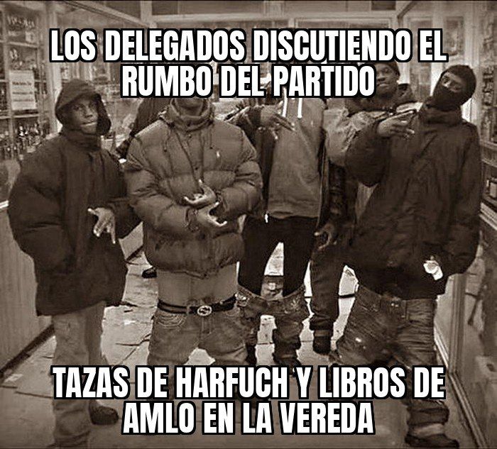 Consejo de Morena en el WTC y afuera ya hay tianguis: libros de AMLO, llaveros y hasta tazas de Harfuch